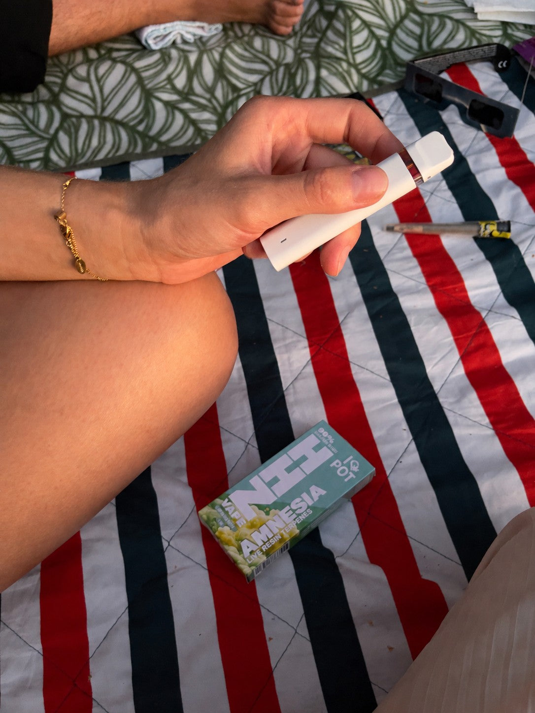 HHZ Vape Pen Amnesia in der Hand, daneben die Verpackung
