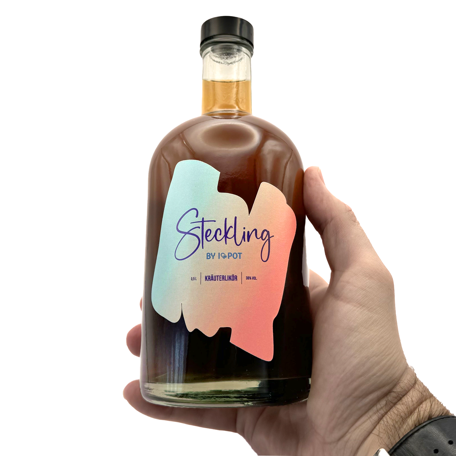 Steckling liqueur de chanvre 0,5 l de I LOVE POT dans une bouteille en verre foncé avec une étiquette colorée, 38 % vol. Liqueur aux herbes, tenue à la main.