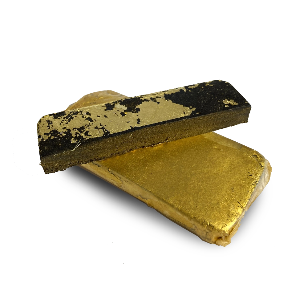 Afghan Gold HASCHICH CBD de I LOVE POT : Deux blocs de résine dorés-bruns et noirs sur fond blanc, illustrant le caractère naturel...