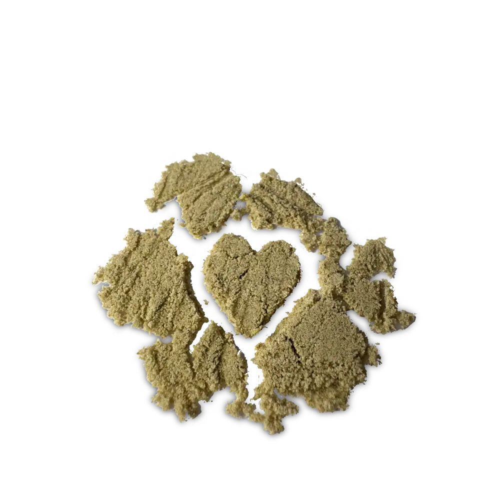 Pollen kief de I LOVE POT : fine poudre vert-beige à la structure granuleuse sur fond blanc.