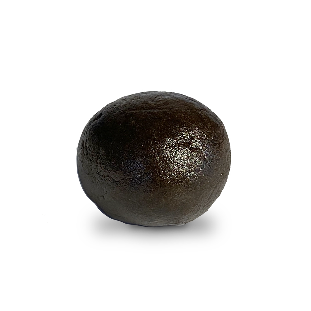 Boule HASCHICH CBD brun foncé avec une surface brillante en I LOVE POT, sur fond blanc.