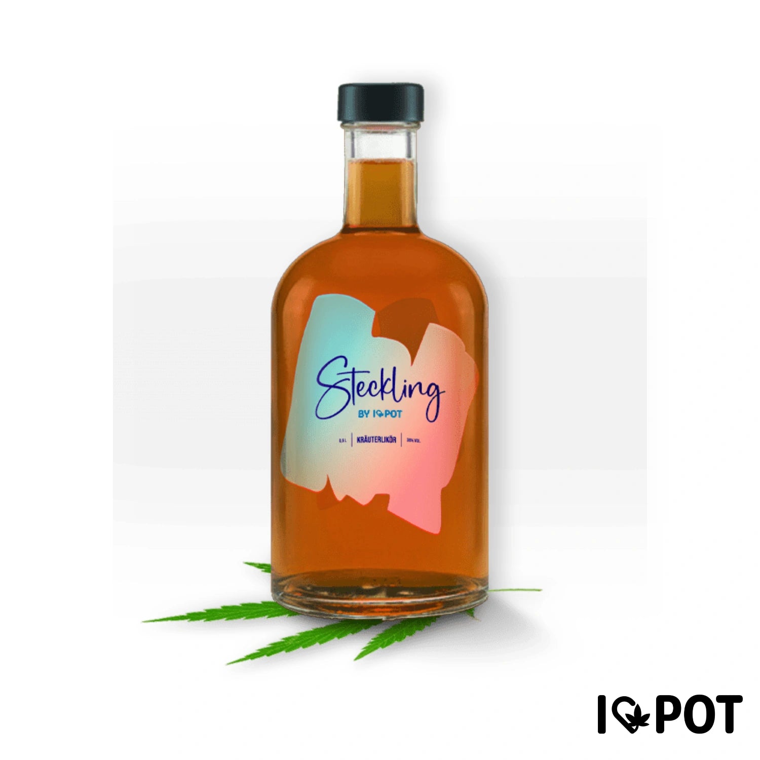 Licor de cáñamo Steckling, botella de 0,5 l de I LOVE POT con vidrio marrón y etiqueta colorida, junto a hojas verdes de cáñamo.